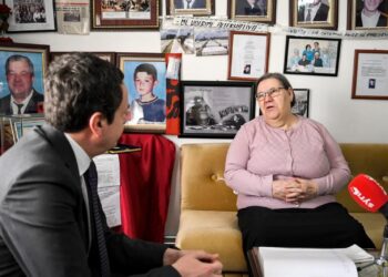 Kurti viziton shtëpinë-muze të Ferdonije Qerkezit, në 24 vjetorin e rrëmbimit të familjarëve të saj