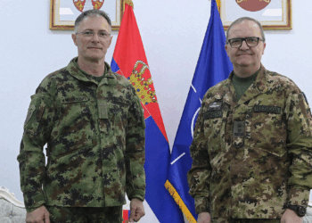 Komandanti i KFOR-it takon shefin e ushtrisë serbe