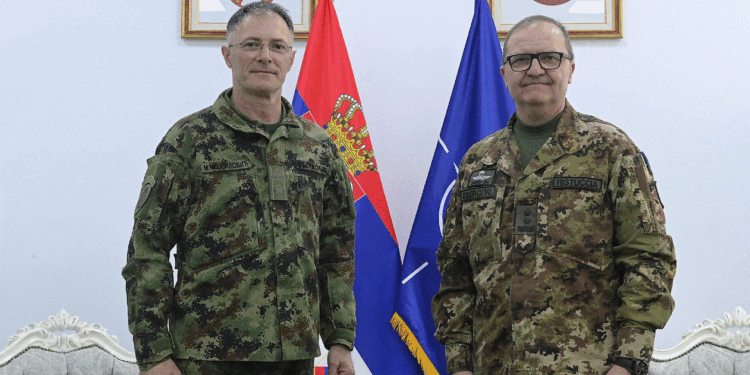 Komandanti i KFOR-it takon shefin e ushtrisë serbe