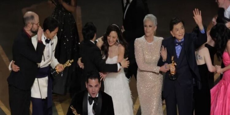 Everything Everywhere All at Once` fiton më së shumti çmime Oscar