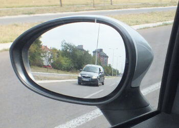 I thyen pasqyrën pas një mosmarrëveshjeje në trafik, arrestohet