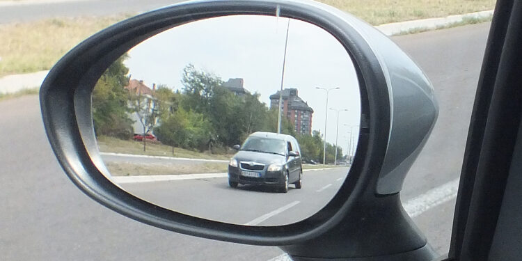 I thyen pasqyrën pas një mosmarrëveshjeje në trafik, arrestohet