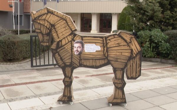 Aksioni simbolik i ORCA-s, reagon deputeti Gola