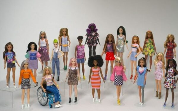 Kukulla ikonë “Barbie” mbush 64 vjeç
