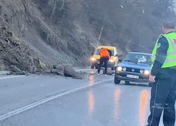 Rrëshqitje dheu në rrugën Prishtinë-Podujevë