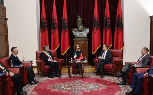 Begaj: Arbëreshët, model i shkëlqyer në ruajtjen e gjuhës dhe traditës shqiptare