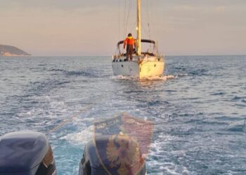 Vlorë, shpëtohen 3 shtetas të huaj që kishin mbetur në det