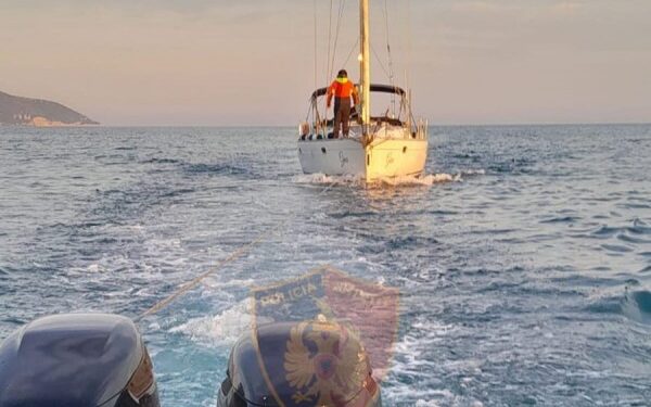 Vlorë, shpëtohen 3 shtetas të huaj që kishin mbetur në det