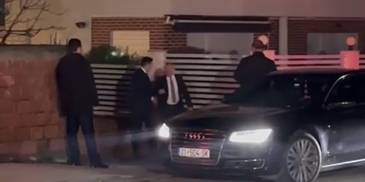 Përfundon takimi i Escobarit me opozitën