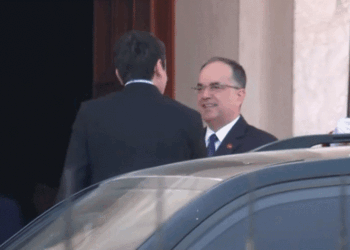 Kurti arrin në Tiranë, pritet nga Begaj