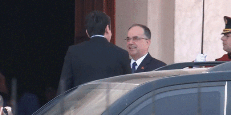 Kurti arrin në Tiranë, pritet nga Begaj