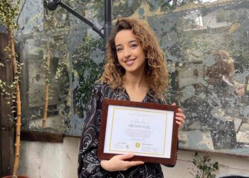 Gazetarja e TËVË1, Arlindë Kuqi shpërblehet me çmimin për media nga “Peaceful Change Initiative”