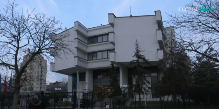 Mungesa e bordeve në institucionet publike