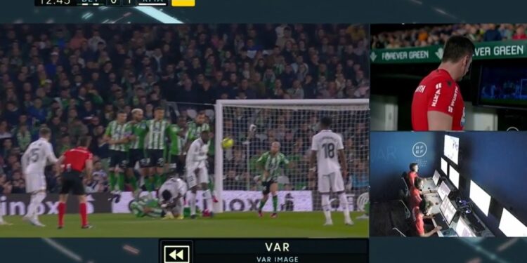 Benzema i dëshpëruar me VAR-in: Rezultati me Betis i bën nder Barcelonës