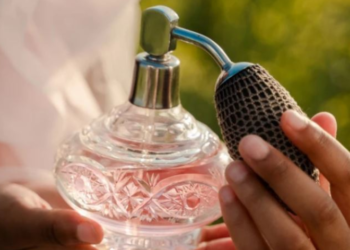 Pse nuk duhet të spërkatni parfum në flokët tuaj