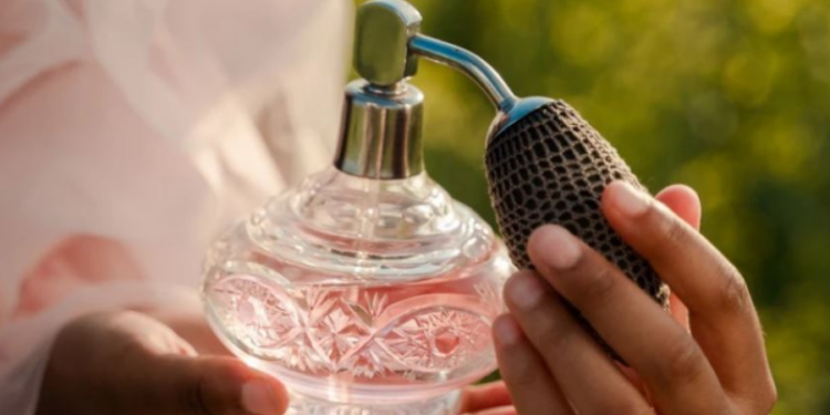 Pse nuk duhet të spërkatni parfum në flokët tuaj