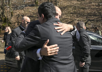 Takimi i 18 marsit dhe thellimi i marrëdhënieve Kosovë-Greqi, tema diskutimi mes Kurtit e Dendiasit