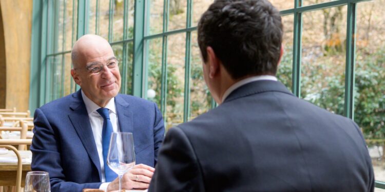 Ministri grek e njofton Lajçakun për vizitën në Kosovë