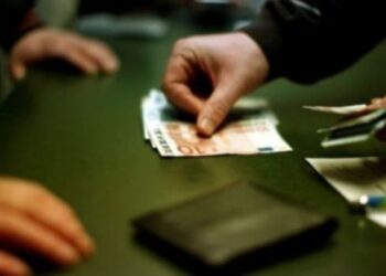 Keqpërdor detyrën zyrtare, i bastiset zyra e shtëpia