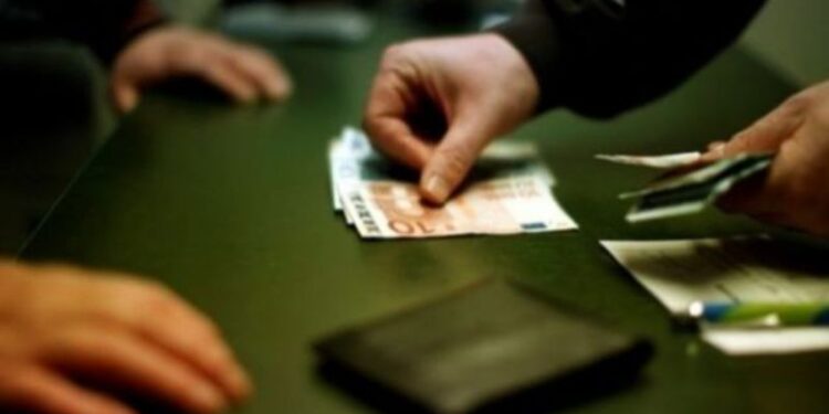 Keqpërdor detyrën zyrtare, i bastiset zyra e shtëpia