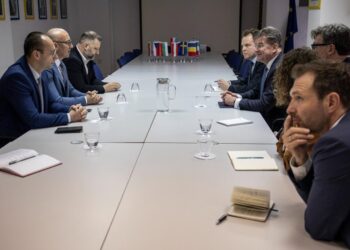 Lajçak takoi Listën Serbe: I informova për dialogun