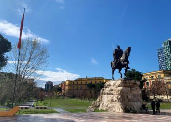 Borrell njofton për arritjen në Tiranë, poston statujën e Skënderbeut