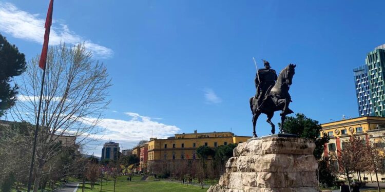 Borrell njofton për arritjen në Tiranë, poston statujën e Skënderbeut