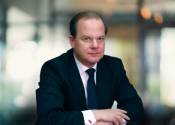 Dorëhiqet ministri grek i transportit pas aksidentit fatal të trenave