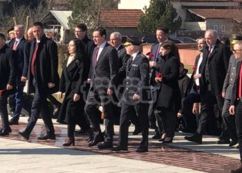 Krerët shtetërorë pas homazheve shkojnë te kulla e Jasharajve