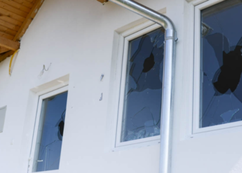 I dëmtohen xhamat e dy shtëpive dhe 3 vetura, Policia nis hetimet