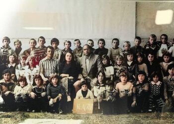 Haradinaj me një foto nga klasa e IV-të uron mësimdhënësit për 7 mars