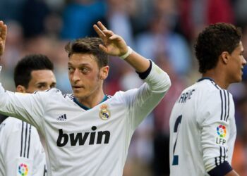 Mesut Ozil ‘var këpucët në gozhdë’
