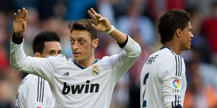Mesut Ozil ‘var këpucët në gozhdë’