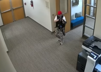 Publikohen pamje kur sulmuesja hyri në shkollë dhe vrau gjashtë persona