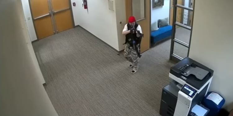 Publikohen pamje kur sulmuesja hyri në shkollë dhe vrau gjashtë persona