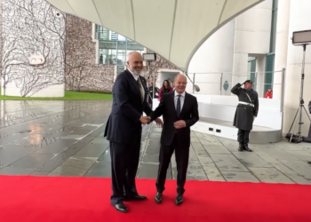 Rama pritet me ceremoni shtetërore nga kancelari Scholz