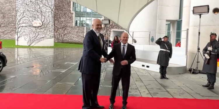 Rama pritet me ceremoni shtetërore nga kancelari Scholz