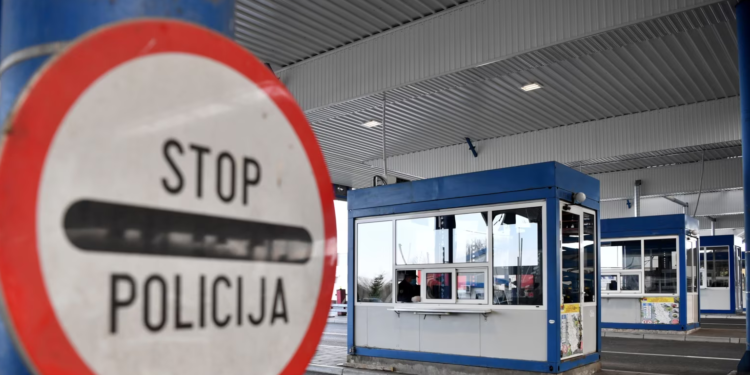 Arrestohen tre kroatë që tentuan “të fusin material radioaktiv” në Serbi