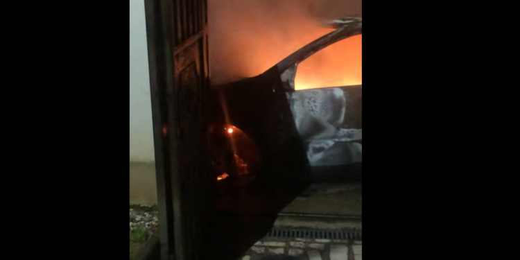 Imamit nga Peja ia djegin veturën, ai publikon xhirimet e kamerave – rasti po hetohet