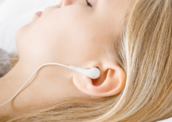 Pesë shenja që tregojnë se keni dëmtuar dëgjimin për shkak të përdorimit të kufjeve