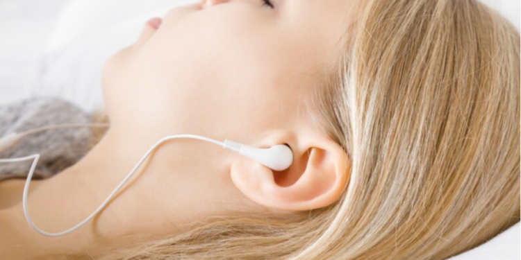 Pesë shenja që tregojnë se keni dëmtuar dëgjimin për shkak të përdorimit të kufjeve