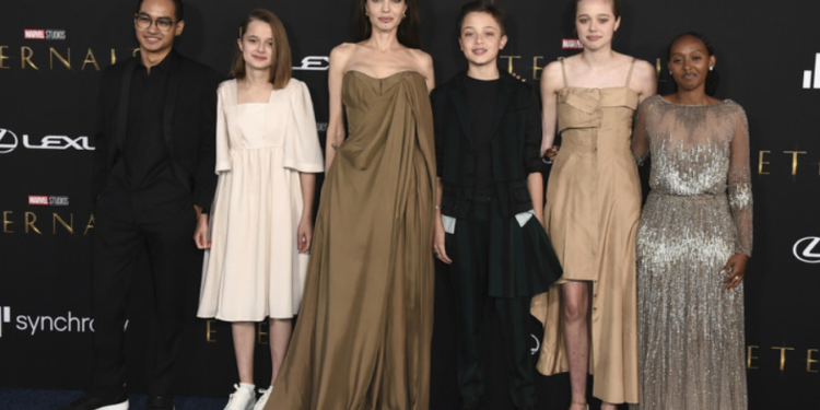 Angelina Jolie tregon si është të rrisësh 6 fëmijë të ndryshëm