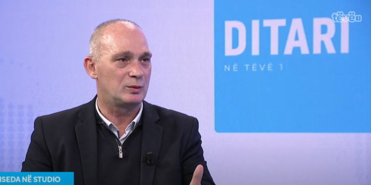 Humolli thotë se i vetmi ndryshim për dy vite në Kosovë janë partitë në pushtet