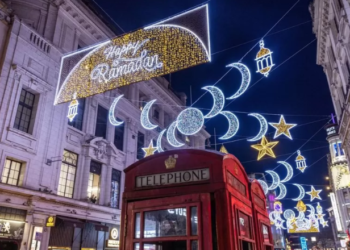 Rruga në Londër ndriqohet me “Gëzuar Ramazanin”