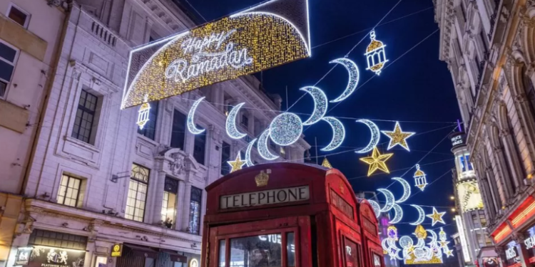 Rruga në Londër ndriqohet me “Gëzuar Ramazanin”