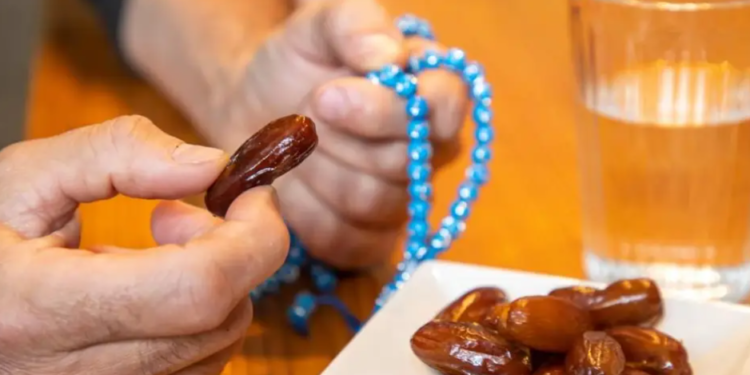 Sa ujë duhet t’i pini nga iftari deri në syfyr?