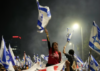 Protesta masive në Izrael pas shkarkimit të ministrit të Mbrojtjes