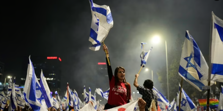 Protesta masive në Izrael pas shkarkimit të ministrit të Mbrojtjes