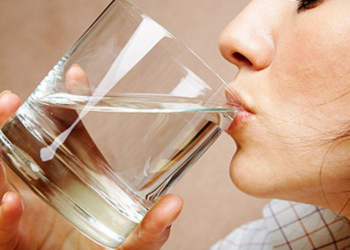 A duhet të pini ujë para gjumit? Ja si përgjigjen dietologët