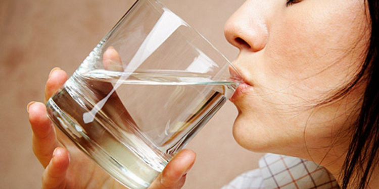 A duhet të pini ujë para gjumit? Ja si përgjigjen dietologët